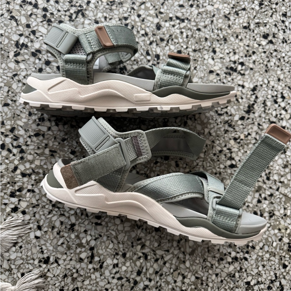Reef anatomic contouring cross shore sandal